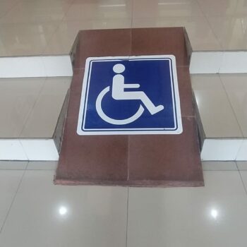 Jalur Kursi Roda bagi penyandang Disabilitas