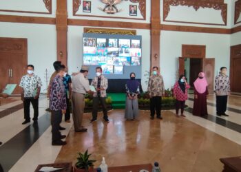 Penyerahan Sertifikat PTSL di Pendopo Ronggo Jumeno Pemkab Madiun.