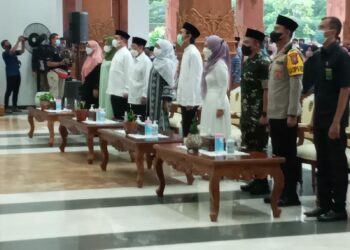 Penyerahan Santunan anak yatim oleh Gubernur Jatim.