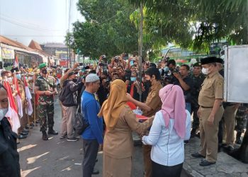 Pembagian seribu bendera merah putih Pemkab Madiun