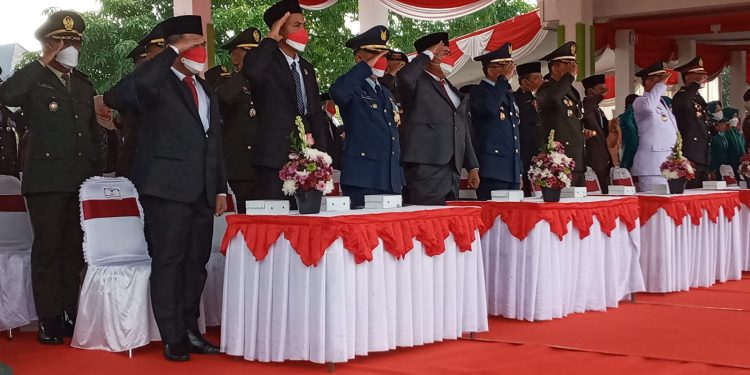 Upacara Bendera dalam rangka memperingati HUT RI Ke 77 di Alun alun Reksogati Caruban.