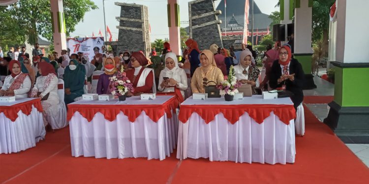 Upacara Bendera dalam rangka memperingati HUT RI Ke 77 di Alun alun Reksogati Caruban.