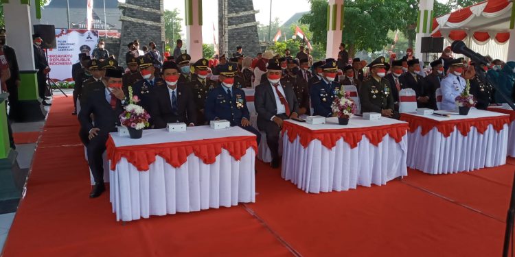 Upacara Bendera dalam rangka memperingati HUT RI Ke 77 di Alun alun Reksogati Caruban.