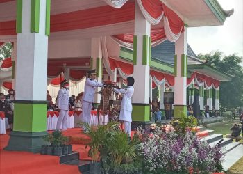 Upacara Bendera dalam rangka memperingati HUT RI Ke 77 di Alun alun Reksogati Caruban.
