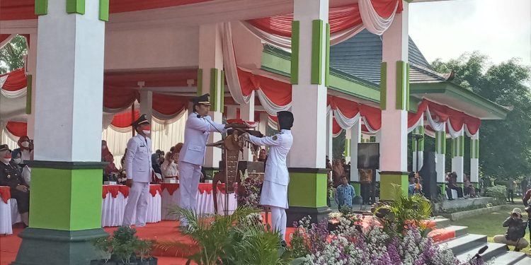 Upacara Bendera dalam rangka memperingati HUT RI Ke 77 di Alun alun Reksogati Caruban.