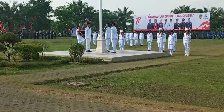 Upacara Bendera dalam rangka memperingati HUT RI Ke 77 di Alun alun Reksogati Caruban.
