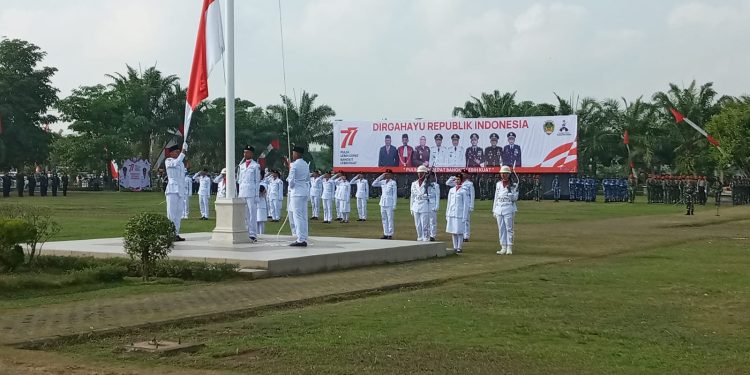 Upacara Bendera dalam rangka memperingati HUT RI Ke 77 di Alun alun Reksogati Caruban.