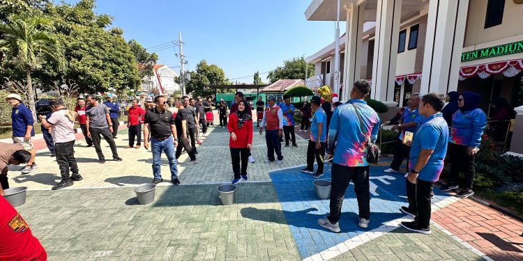 Kemeriahan Lomba Menangkap Belut Estafet di Pengadilan Negeri Kabupaten Madiun