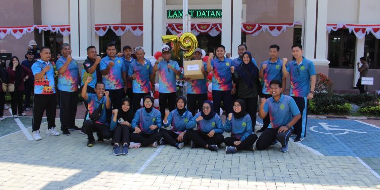 Kemeriahan Lomba Menangkap Belut Estafet di Pengadilan Negeri Kabupaten Madiun
