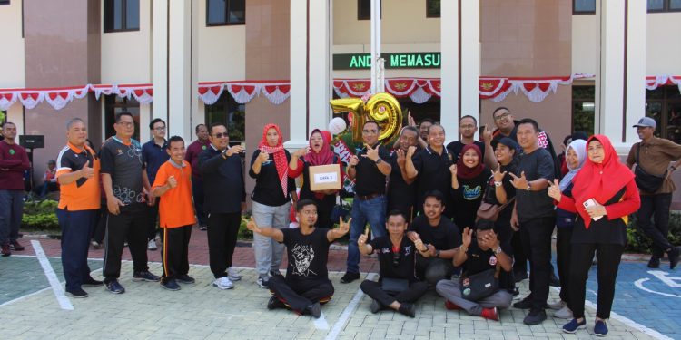Kemeriahan Lomba Menangkap Belut Estafet di Pengadilan Negeri Kabupaten Madiun