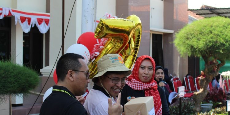 Kemeriahan Lomba Menangkap Belut Estafet di Pengadilan Negeri Kabupaten Madiun