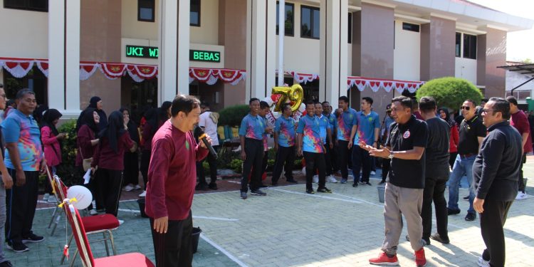 Kemeriahan Lomba Menangkap Belut Estafet di Pengadilan Negeri Kabupaten Madiun