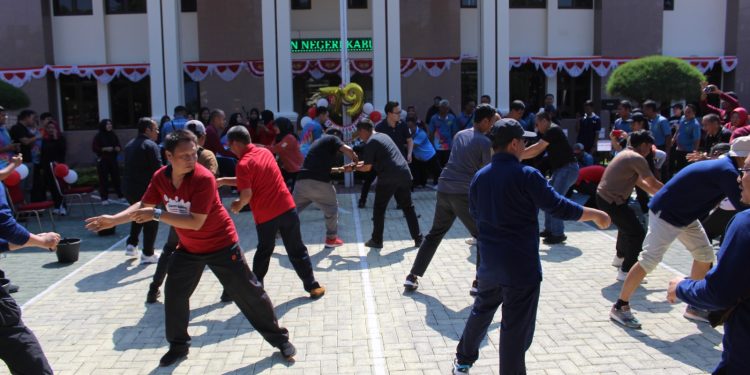 Kemeriahan Lomba Menangkap Belut Estafet di Pengadilan Negeri Kabupaten Madiun
