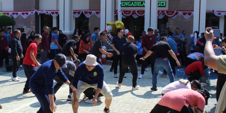 Kemeriahan Lomba Menangkap Belut Estafet di Pengadilan Negeri Kabupaten Madiun