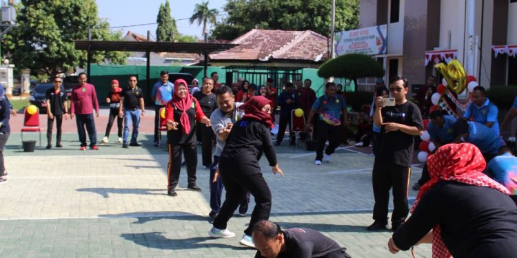 Kemeriahan Lomba Menangkap Belut Estafet di Pengadilan Negeri Kabupaten Madiun
