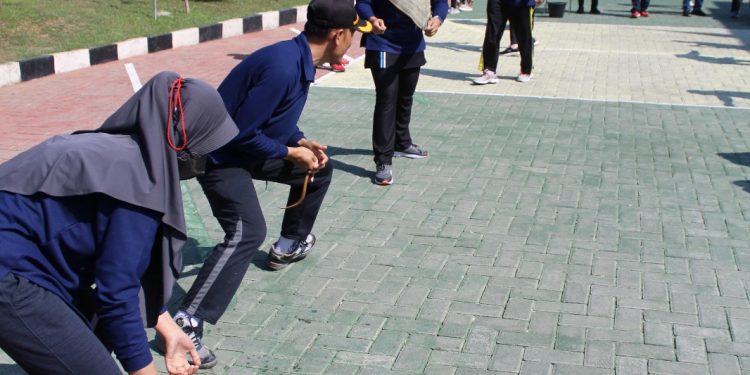 Kemeriahan Lomba Menangkap Belut Estafet di Pengadilan Negeri Kabupaten Madiun