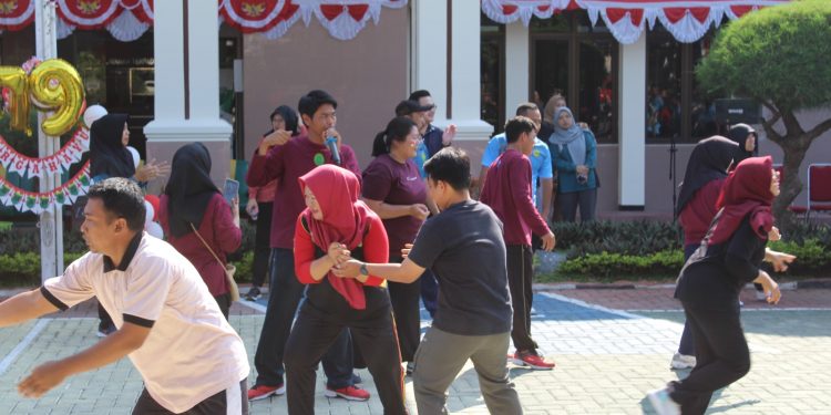 Kemeriahan Lomba Menangkap Belut Estafet di Pengadilan Negeri Kabupaten Madiun