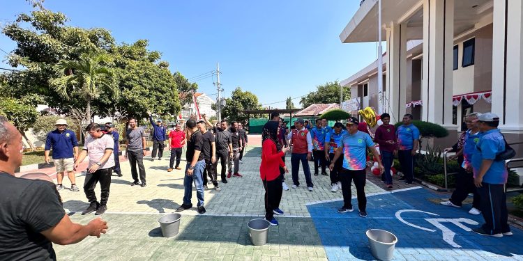 Kemeriahan Lomba Menangkap Belut Estafet di Pengadilan Negeri Kabupaten Madiun