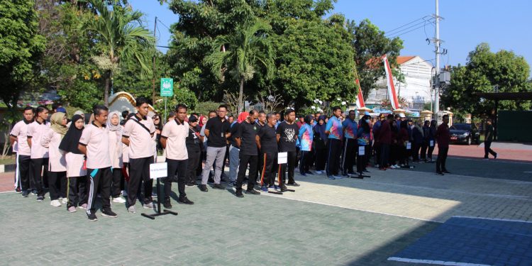 Kemeriahan Lomba Menangkap Belut Estafet di Pengadilan Negeri Kabupaten Madiun
