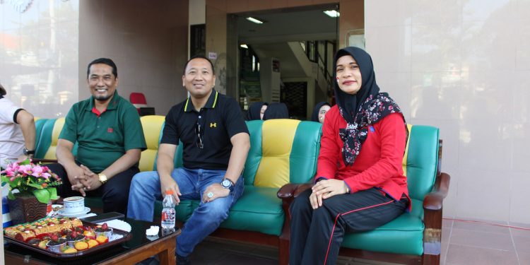 Kemeriahan Lomba Menangkap Belut Estafet di Pengadilan Negeri Kabupaten Madiun