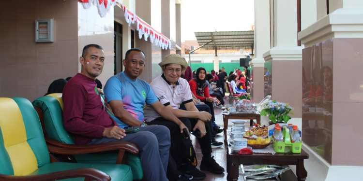 Kemeriahan Lomba Menangkap Belut Estafet di Pengadilan Negeri Kabupaten Madiun