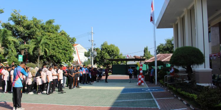 Kemeriahan Lomba Menangkap Belut Estafet di Pengadilan Negeri Kabupaten Madiun