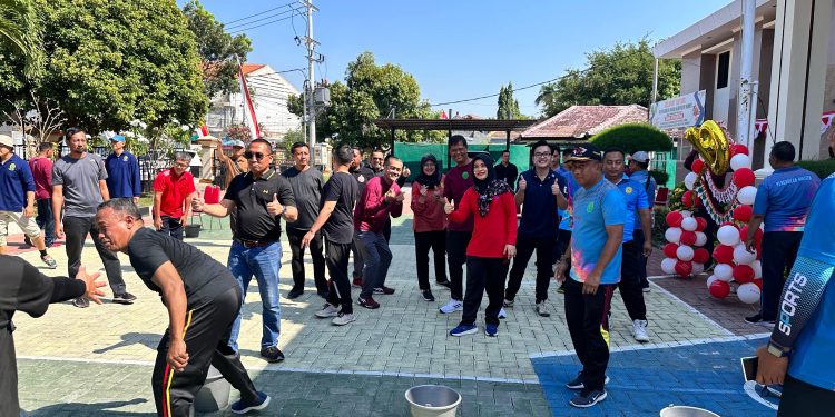 Kemeriahan Lomba Menangkap Belut Estafet di Pengadilan Negeri Kabupaten Madiun