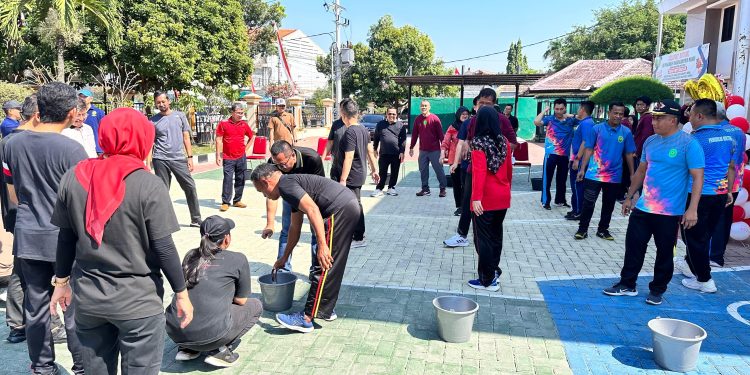 Kemeriahan Lomba Menangkap Belut Estafet di Pengadilan Negeri Kabupaten Madiun