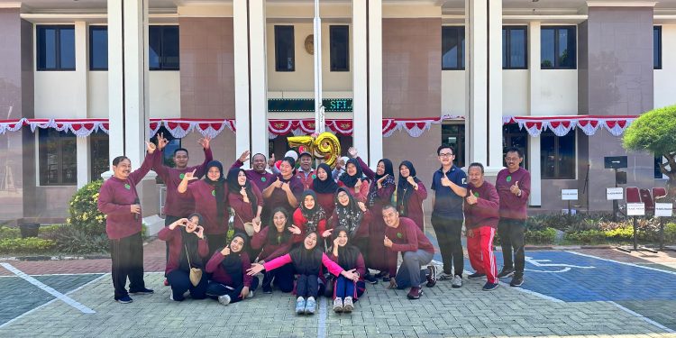 Kemeriahan Lomba Menangkap Belut Estafet di Pengadilan Negeri Kabupaten Madiun