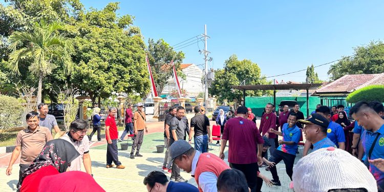 Kemeriahan Lomba Menangkap Belut Estafet di Pengadilan Negeri Kabupaten Madiun