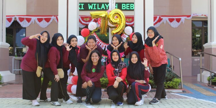 Kemeriahan Lomba Menangkap Belut Estafet di Pengadilan Negeri Kabupaten Madiun