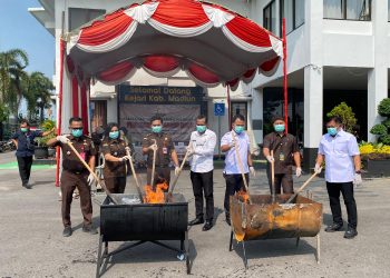 Kejaksaan Negeri Kabupaten Madiun Musnahkan Barang Bukti: Wujud Nyata Penegakan Hukum