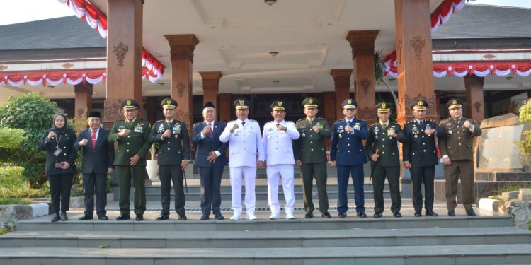 Upacara Penurunan Bendera HUT ke-80 Republik Indonesia di Alun-Alun Caruban