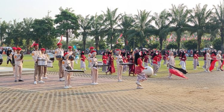 Upacara Penurunan Bendera HUT ke-80 Republik Indonesia di Alun-Alun Caruban
