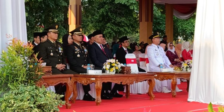 Upacara Penurunan Bendera HUT ke-80 Republik Indonesia di Alun-Alun Caruban