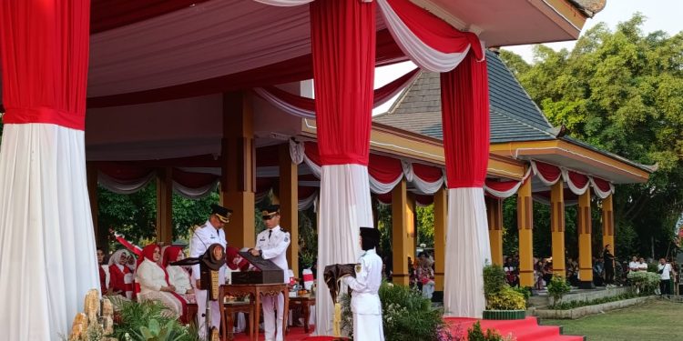 Upacara Penurunan Bendera HUT ke-80 Republik Indonesia di Alun-Alun Caruban