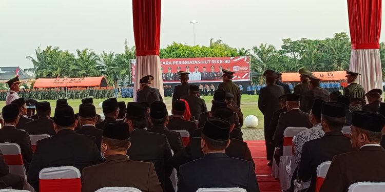 Upacara Penurunan Bendera HUT ke-80 Republik Indonesia di Alun-Alun Caruban