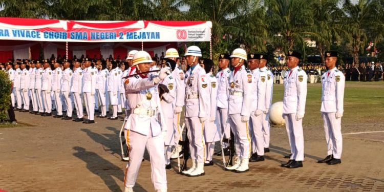 Upacara Penurunan Bendera HUT ke-80 Republik Indonesia di Alun-Alun Caruban
