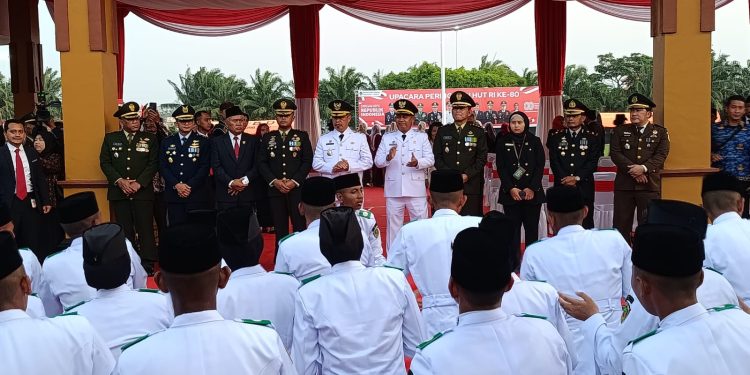 Upacara Penurunan Bendera HUT ke-80 Republik Indonesia di Alun-Alun Caruban