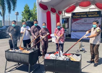 Wakil Ketua PN Kabupaten Madiun Hadiri Kegiatan Pemusnahan Barang Bukti di Kejaksaan Negeri Kabupaten Madiun