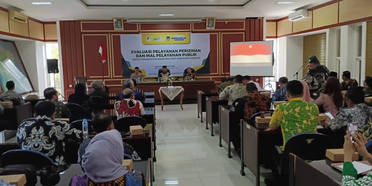 Wakil Ketua PN Kabupaten Madiun Hadiri Evaluasi Pelayanan Perizinan dan Mall Pelayanan Publik Kabupaten Madiun