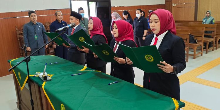 Pengadilan Negeri Kabupaten Madiun Gelar Pelantikan Pejabat Struktural dan Pengambilan Sumpah CPNS