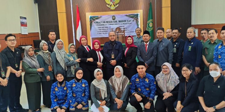 Pengadilan Negeri Kabupaten Madiun Gelar Pelantikan Pejabat Struktural dan Pengambilan Sumpah CPNS