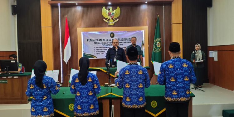 Pengadilan Negeri Kabupaten Madiun Gelar Pelantikan Pejabat Struktural dan Pengambilan Sumpah CPNS